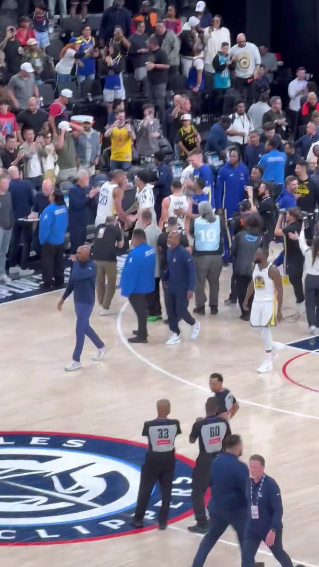 老伙计太给力了赛后科尔上前和追梦久久拥抱